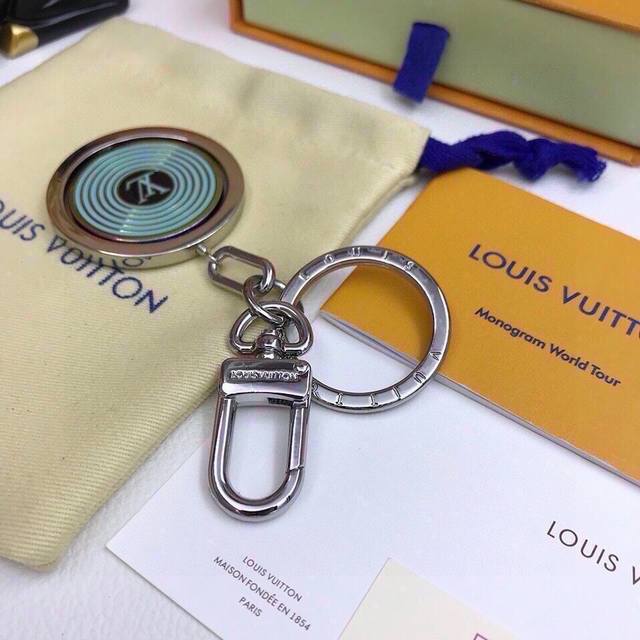 元配图片原版包装 Louis Vuitton官网m80230 Lv Pont 9包饰与钥匙扣。 Lv Pont 9包饰与钥匙扣以小牛皮烘托品牌经典lv Circ